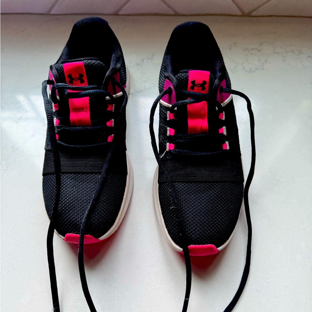 Woman sneakers size 7 great condition